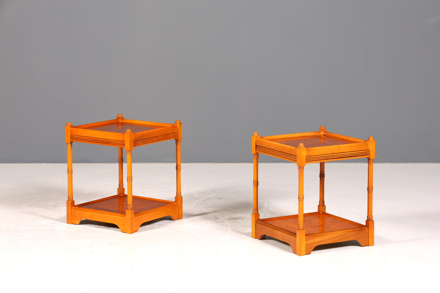 Wunderschöner Englische Beistelltisch Kommode Eibe echt Holz Nachttisch Telefontisch Ablage 2 von 2