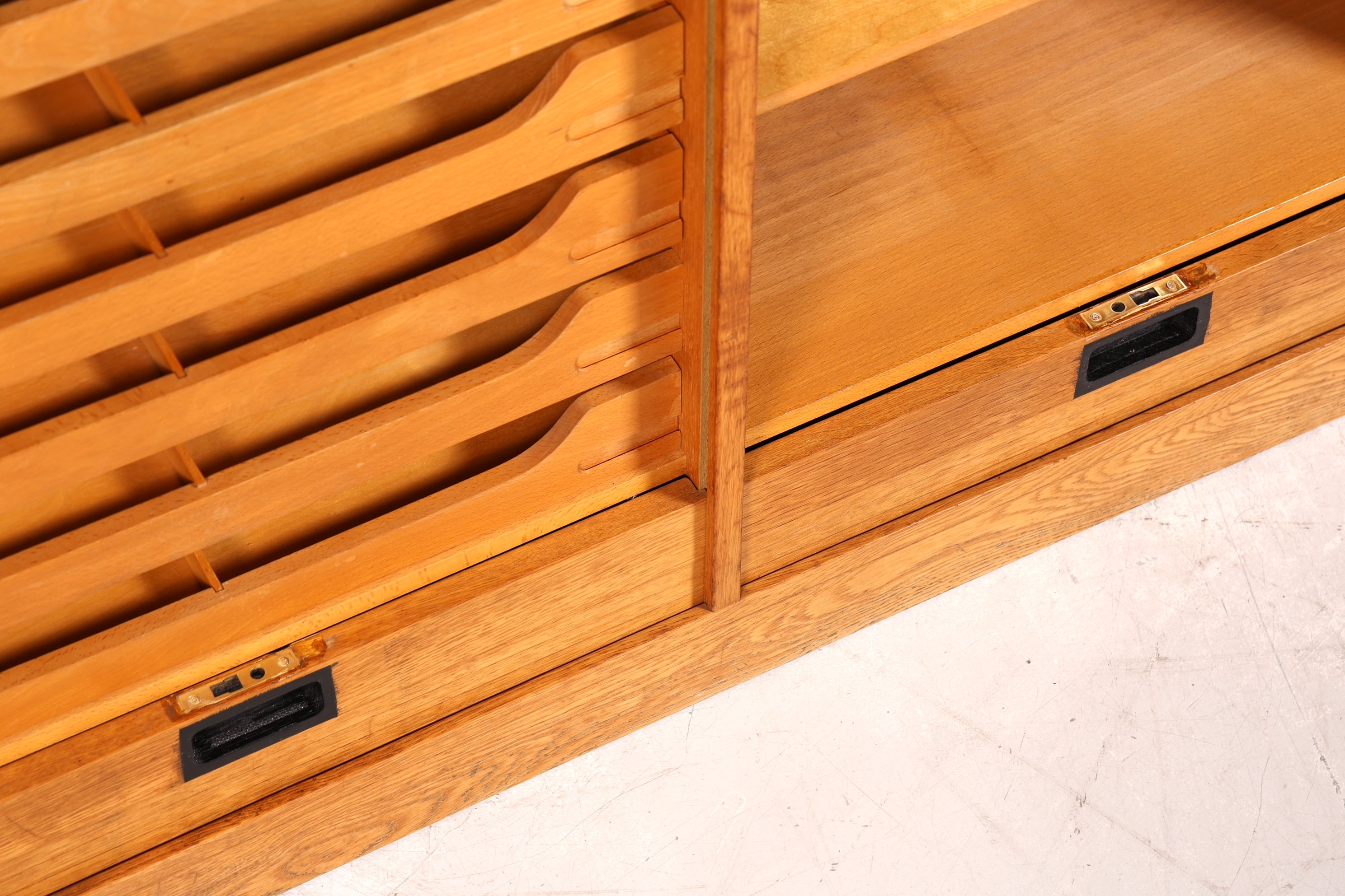 E835 Finish Schlichter Mid Century Rollladenschrank Bauhaus Apothekerschrank Art Deco Büro Aktenschrank