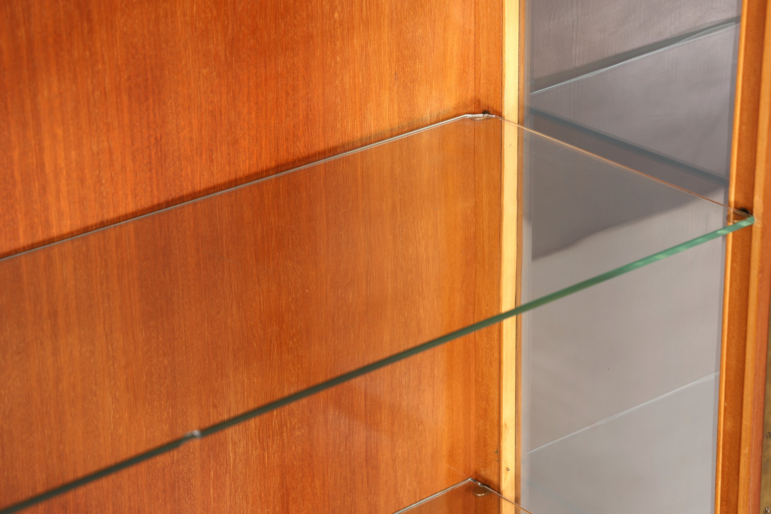 Wunderschöne Art Deco Vitrine Nussbaum Vitrine massiv Holz Antik Schrank