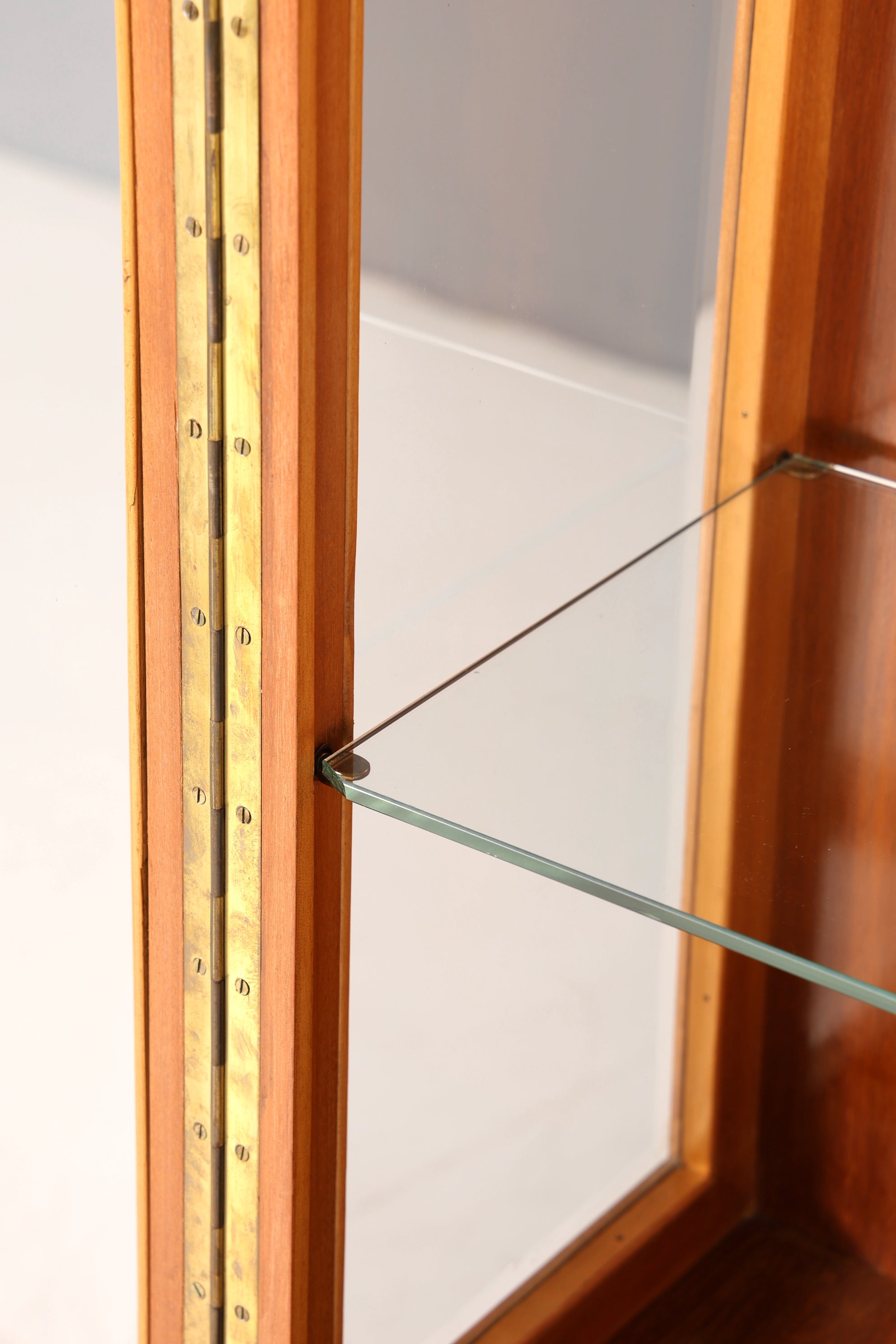 Wunderschöne Art Deco Vitrine Nussbaum Vitrine massiv Holz Antik Schrank