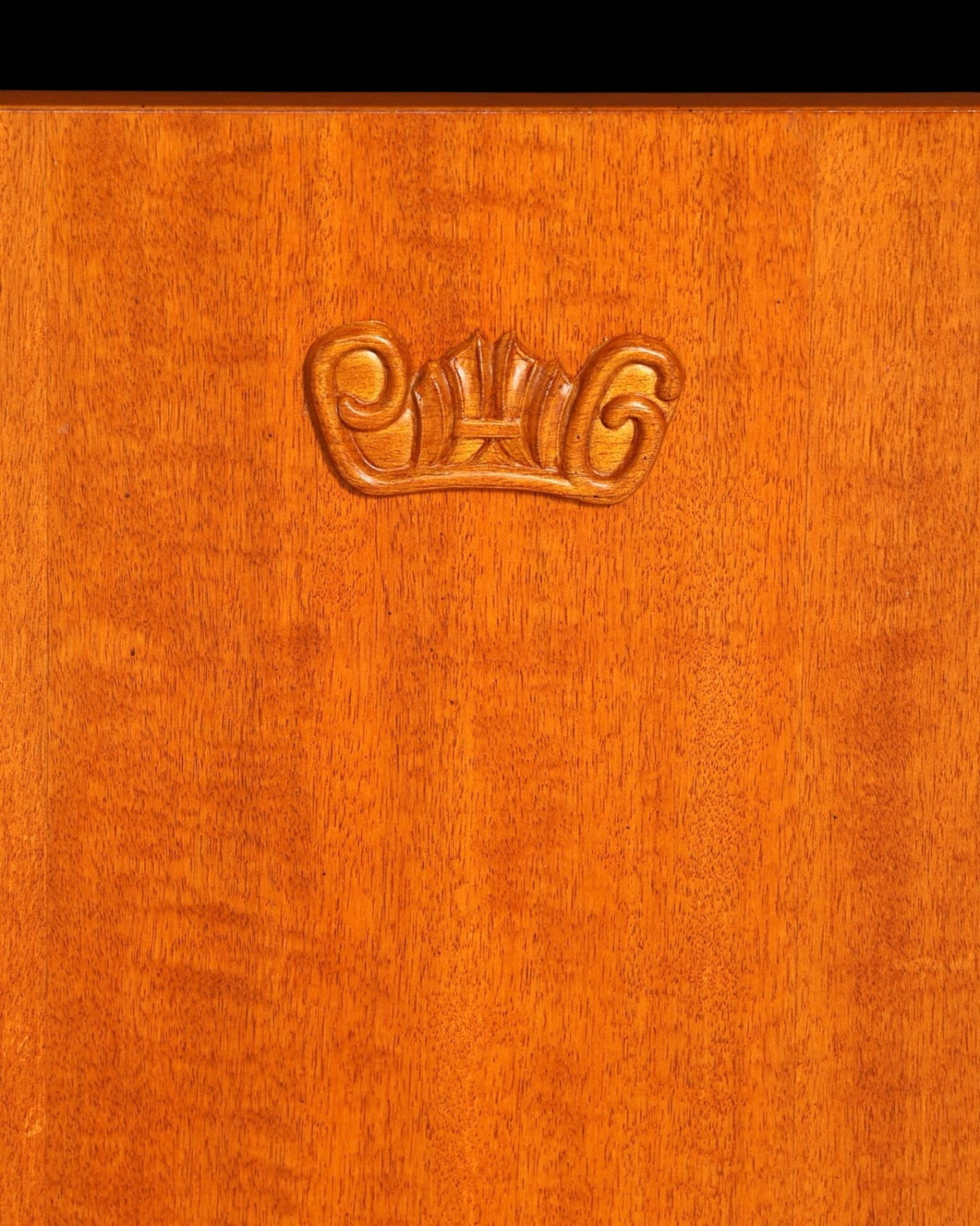 Hauptstadt Möblerei englische Vitrine aus hochwertigem Holzfurnier mit detailreichem Schnitzwerk und schöner Maserung