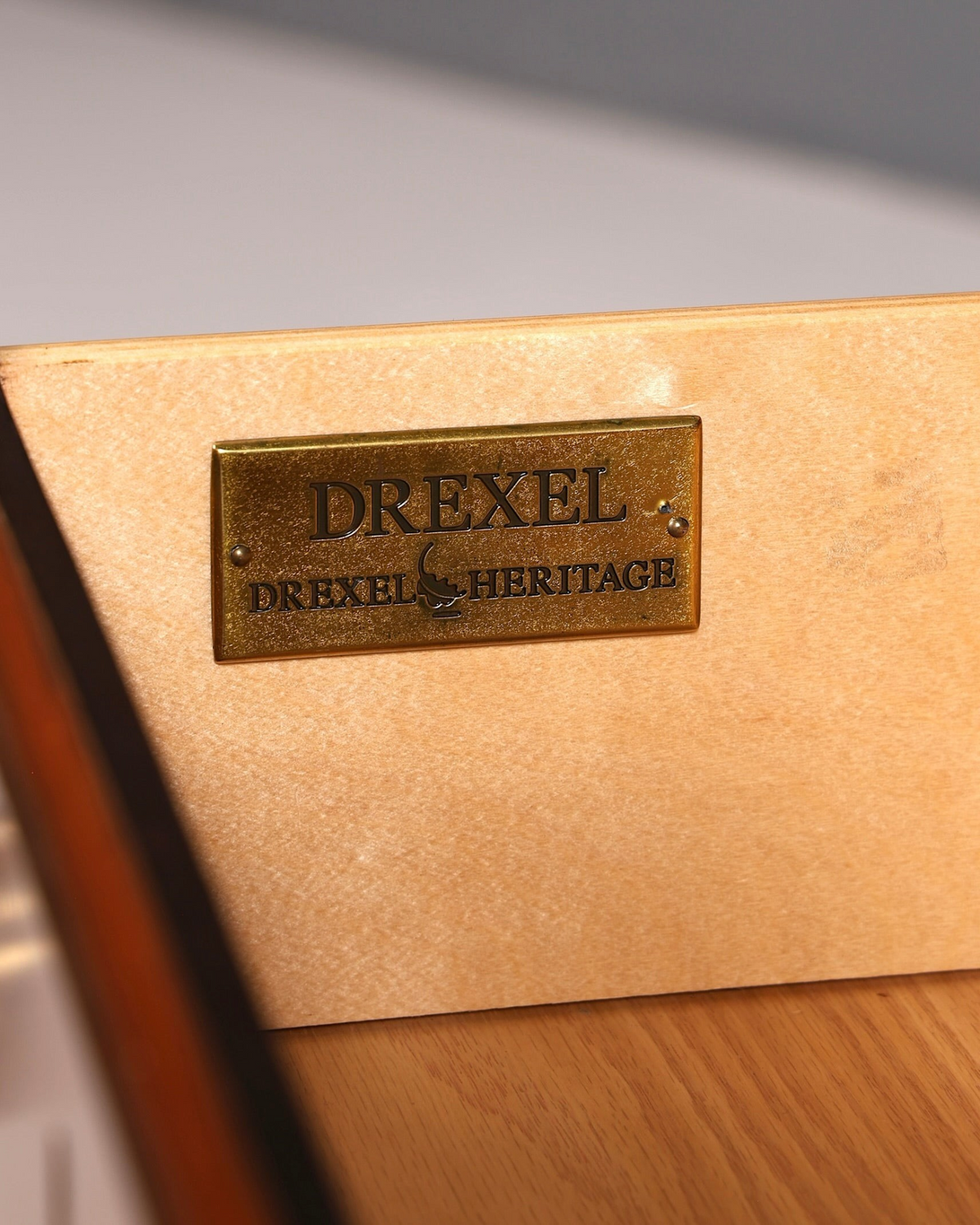 Hauptstadt Möblerei Drexel Heritage Messing-Markenplakette im Inneren einer hochwertigen Echtholz-Schublade