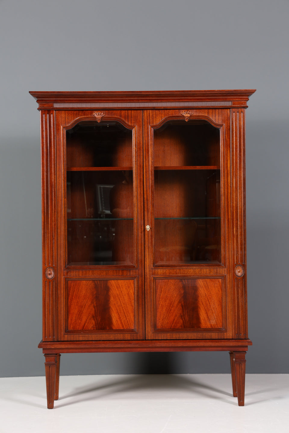 Traumhafte Vitrine im Englischen Stil Regal Geschirrschrank Gründerzeit Stil