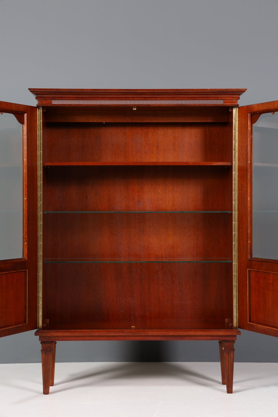 Traumhafte Vitrine im Englischen Stil Regal Geschirrschrank Gründerzeit Stil