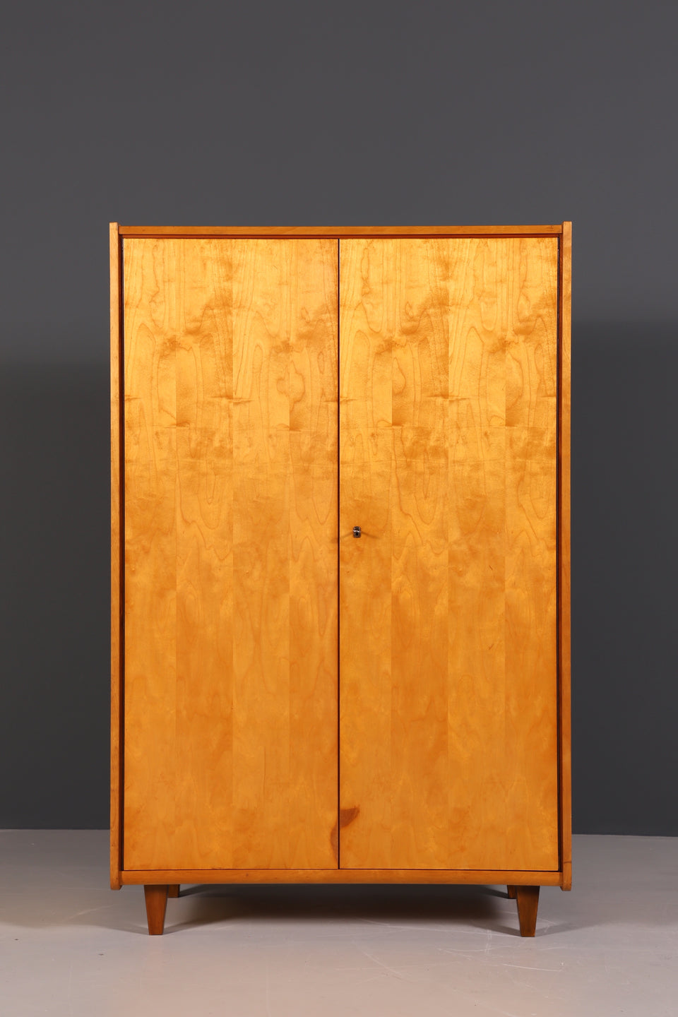 Wunderschöner Mid Century Kleiderschrank 2-türiger Retro Schrank Vintage