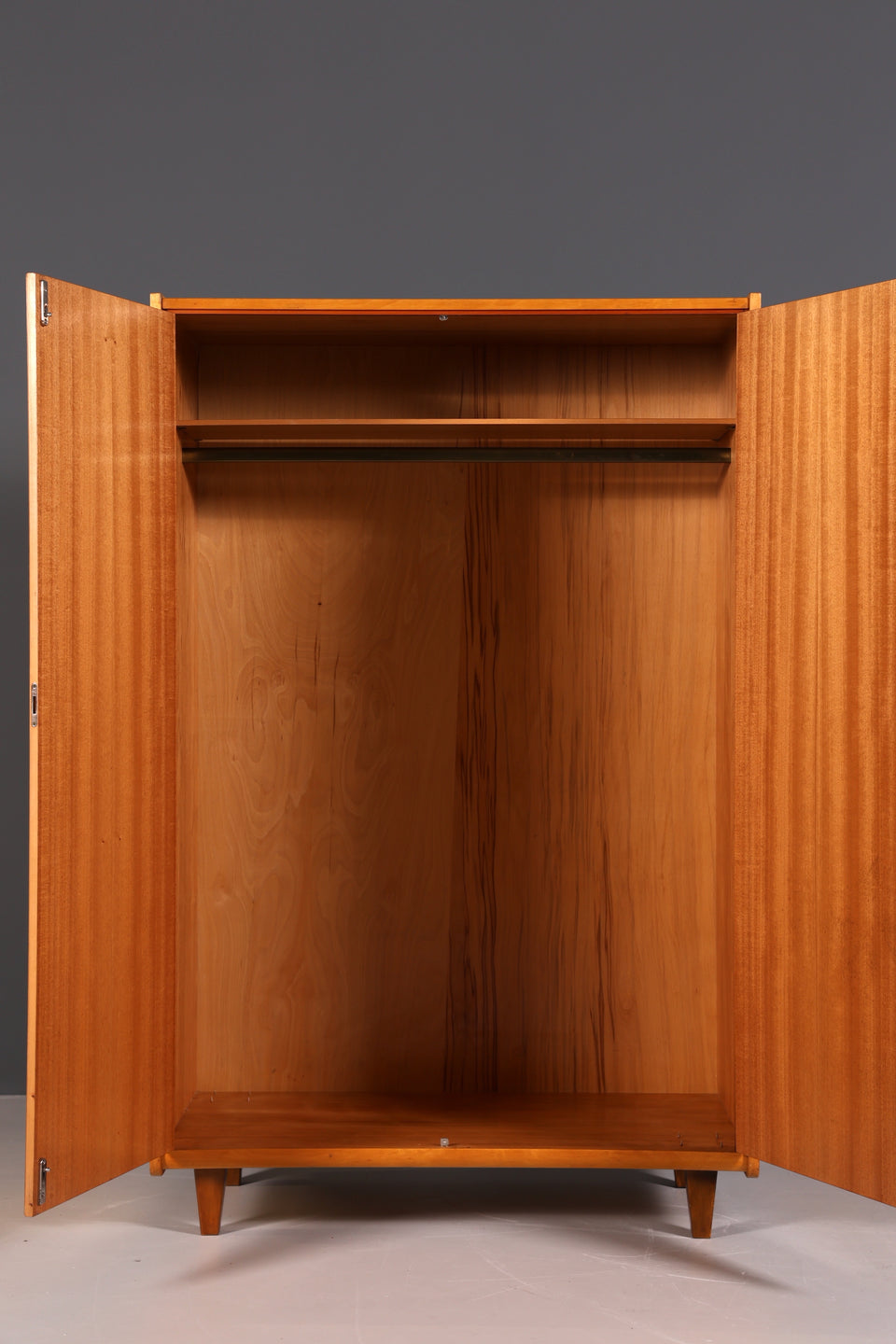 Wunderschöner Mid Century Kleiderschrank 2-türiger Retro Schrank Vintage