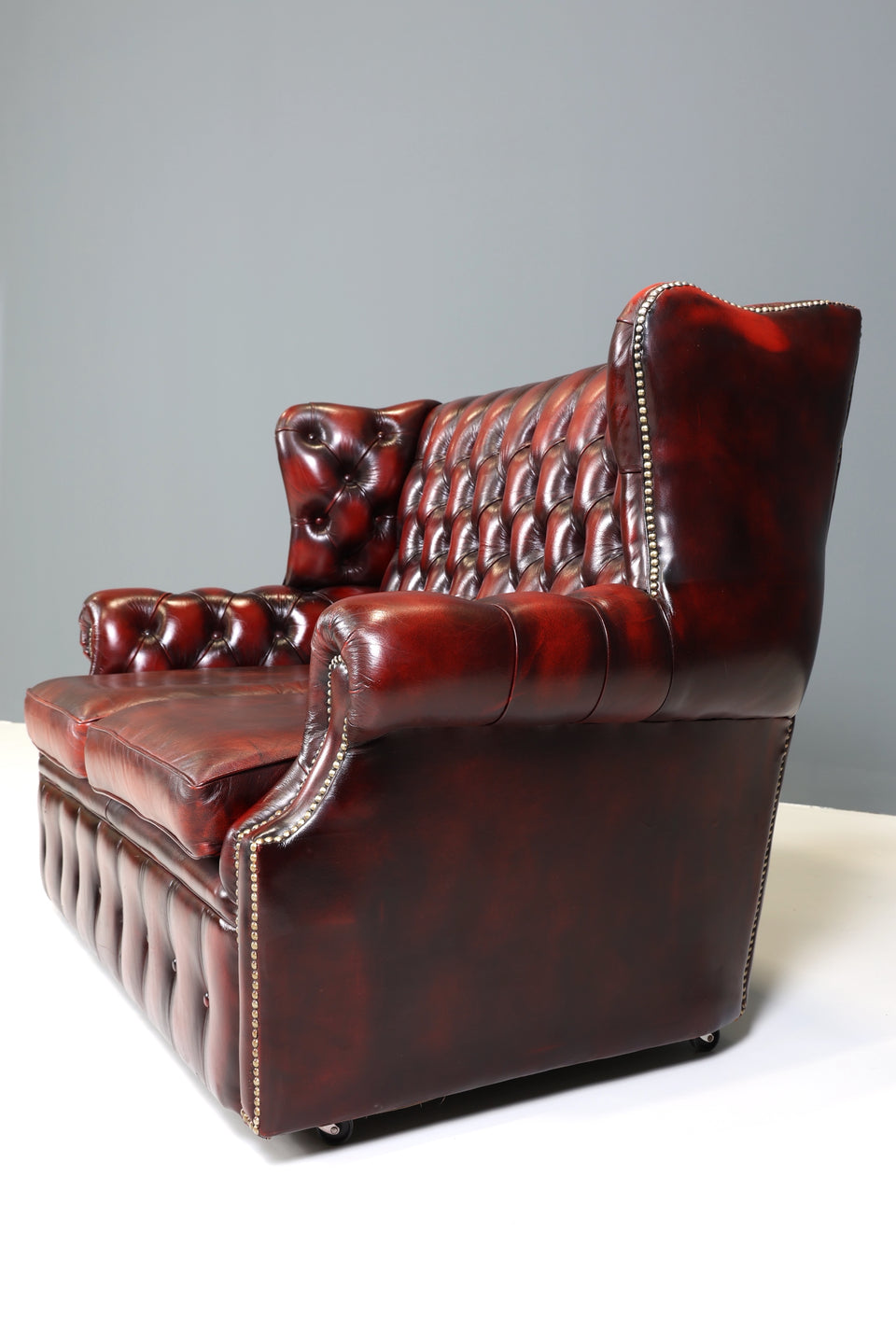 Original Chesterfield 2er Sofa Englisch Oxblood Leder