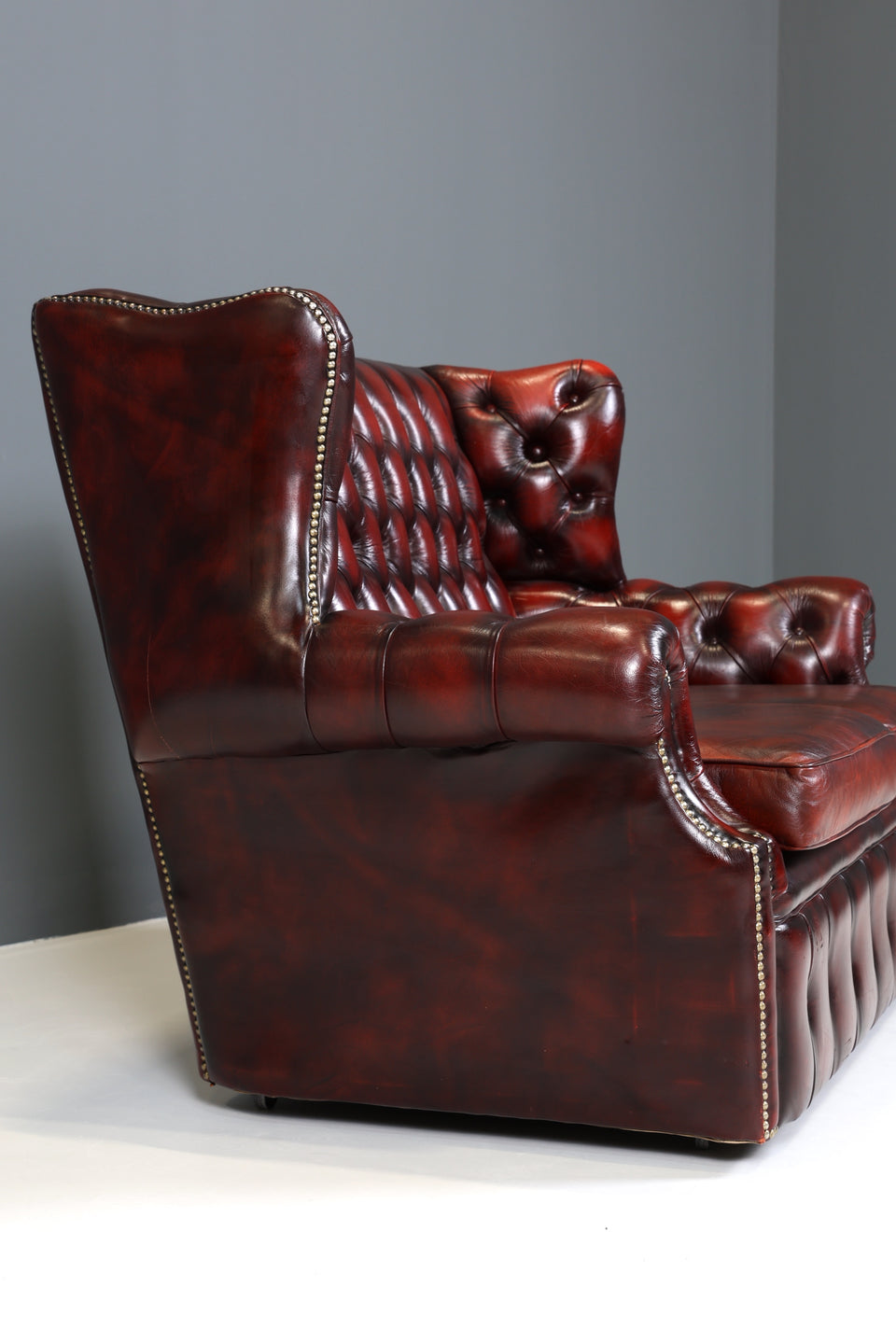 Original Chesterfield 2er Sofa Englisch Oxblood Leder