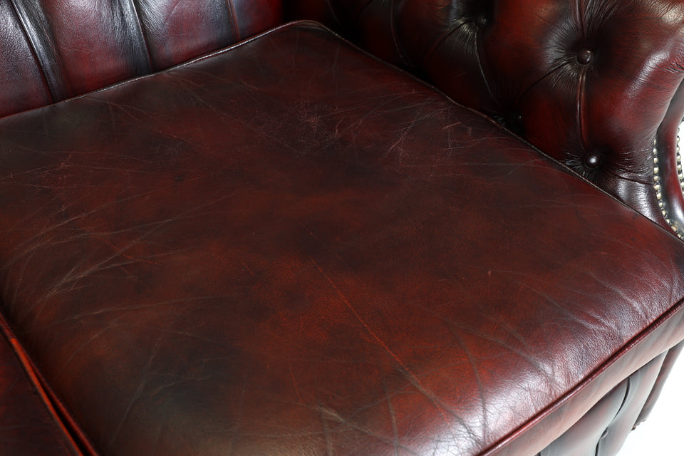 Original Chesterfield 2er Sofa Englisch Oxblood Leder