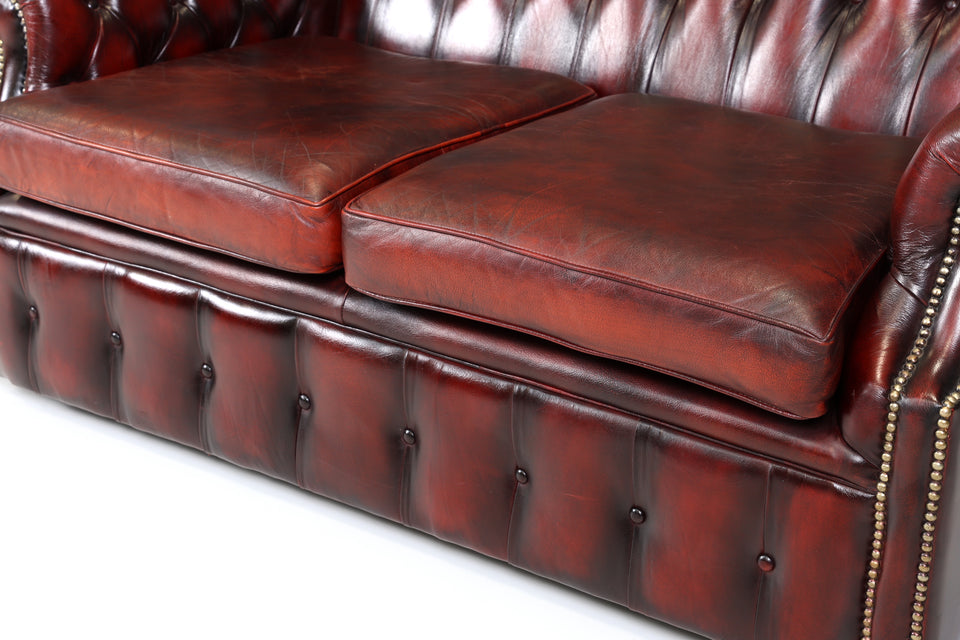 Original Chesterfield 2er Sofa Englisch Oxblood Leder