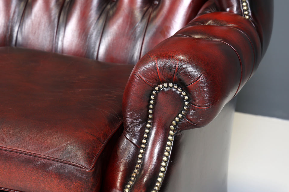 Original Chesterfield 2er Sofa Englisch Oxblood Leder