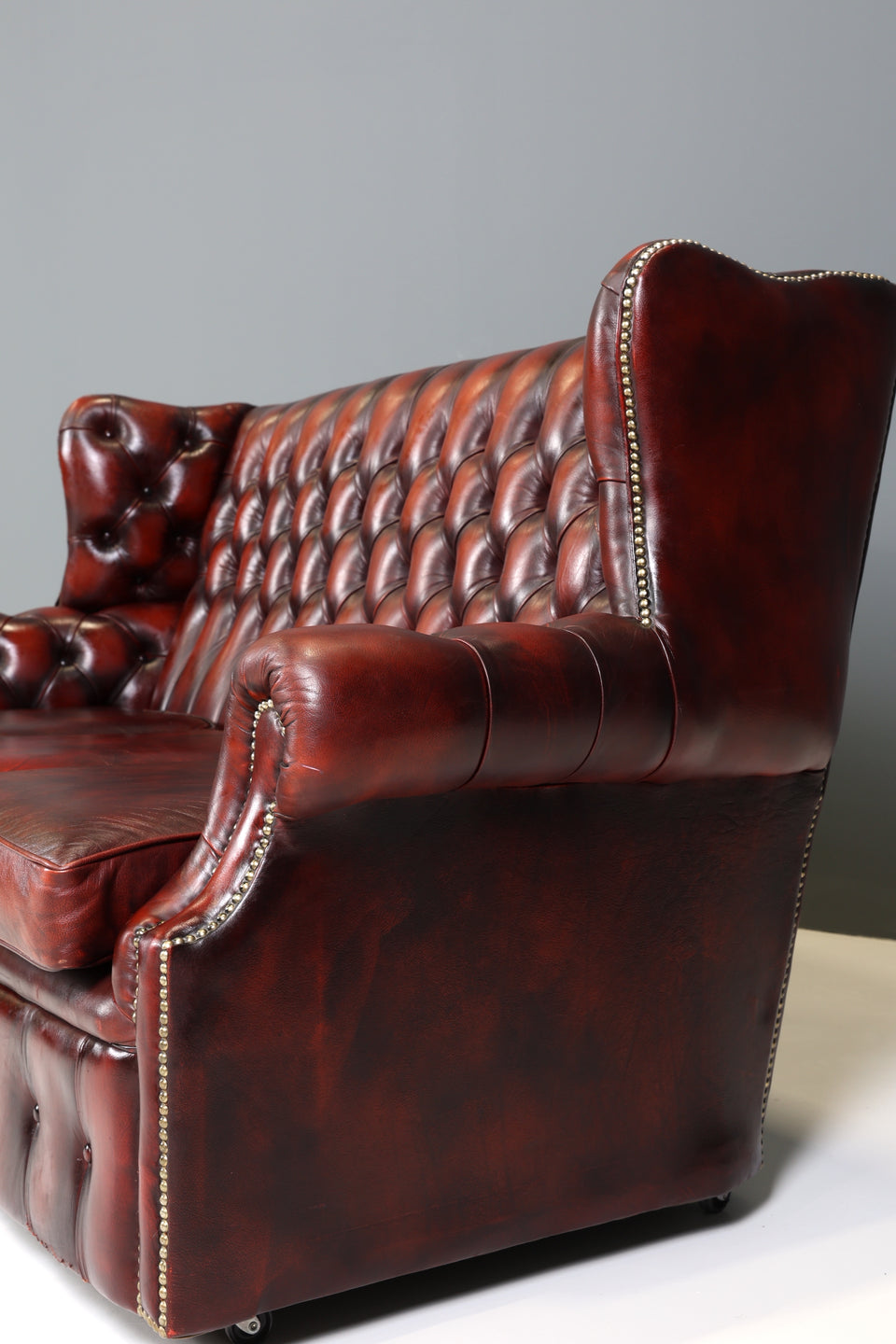 Original Chesterfield 3er Sofa Englisch Oxblood Leder