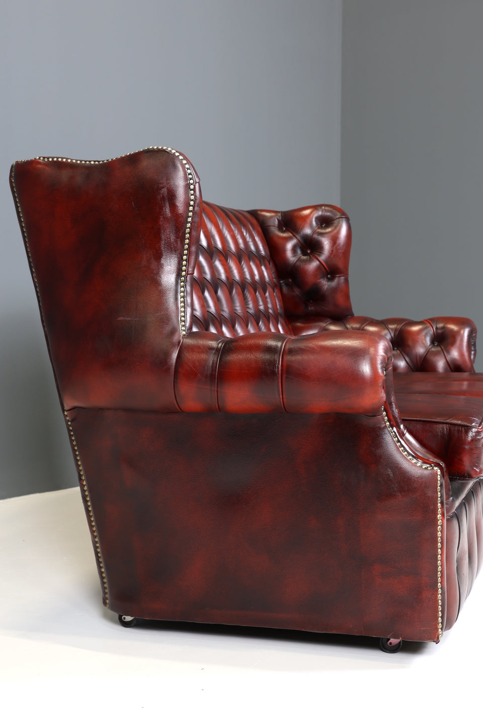 Original Chesterfield 3er Sofa Englisch Oxblood Leder