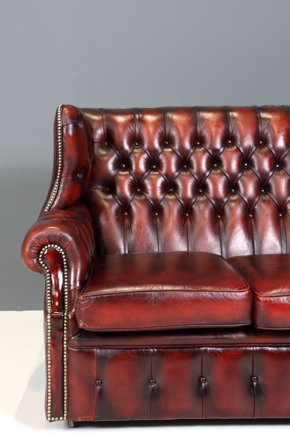 Original Chesterfield 3er Sofa Englisch Oxblood Leder