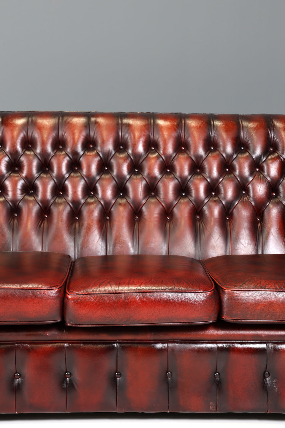 Original Chesterfield 3er Sofa Englisch Oxblood Leder