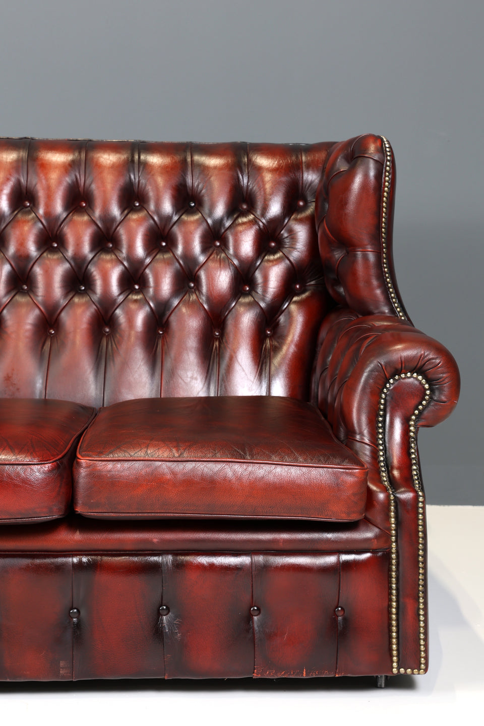 Original Chesterfield 3er Sofa Englisch Oxblood Leder