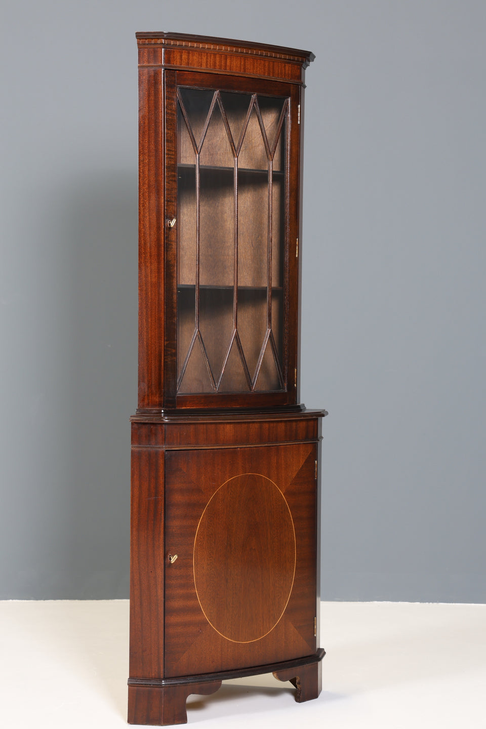 Wunderschöne Englische Eckvitrine Antik Stil Schrank