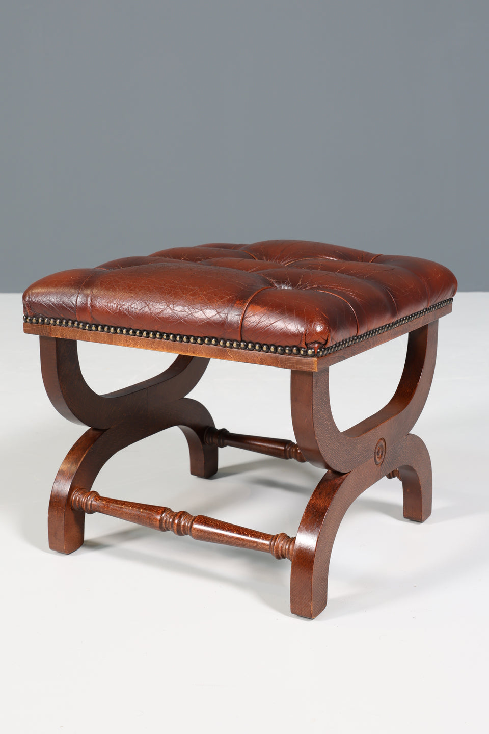 Stilvoller Original Chesterfield Hocker echt Leder Fusshocker UK
