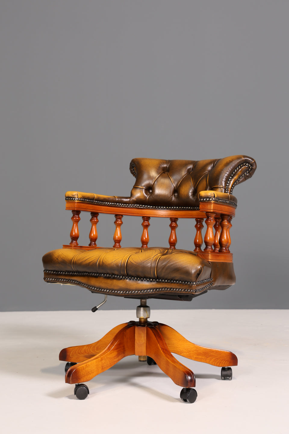 Original Chesterfield Centurion Captain Chair Englisch echt Leder Sessel