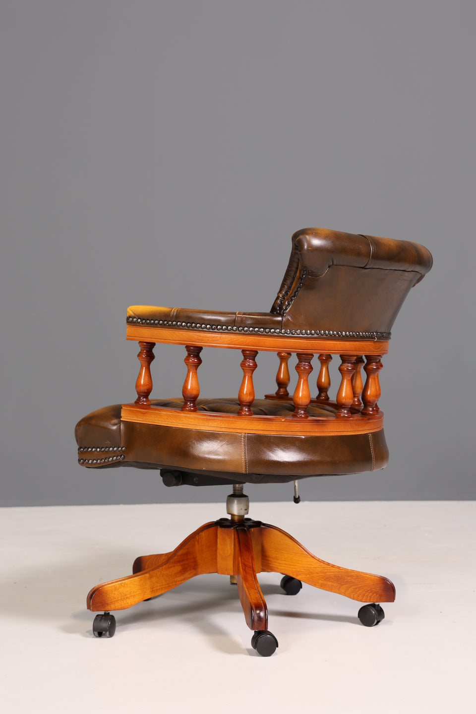 Original Chesterfield Centurion Captain Chair Englisch echt Leder Sessel