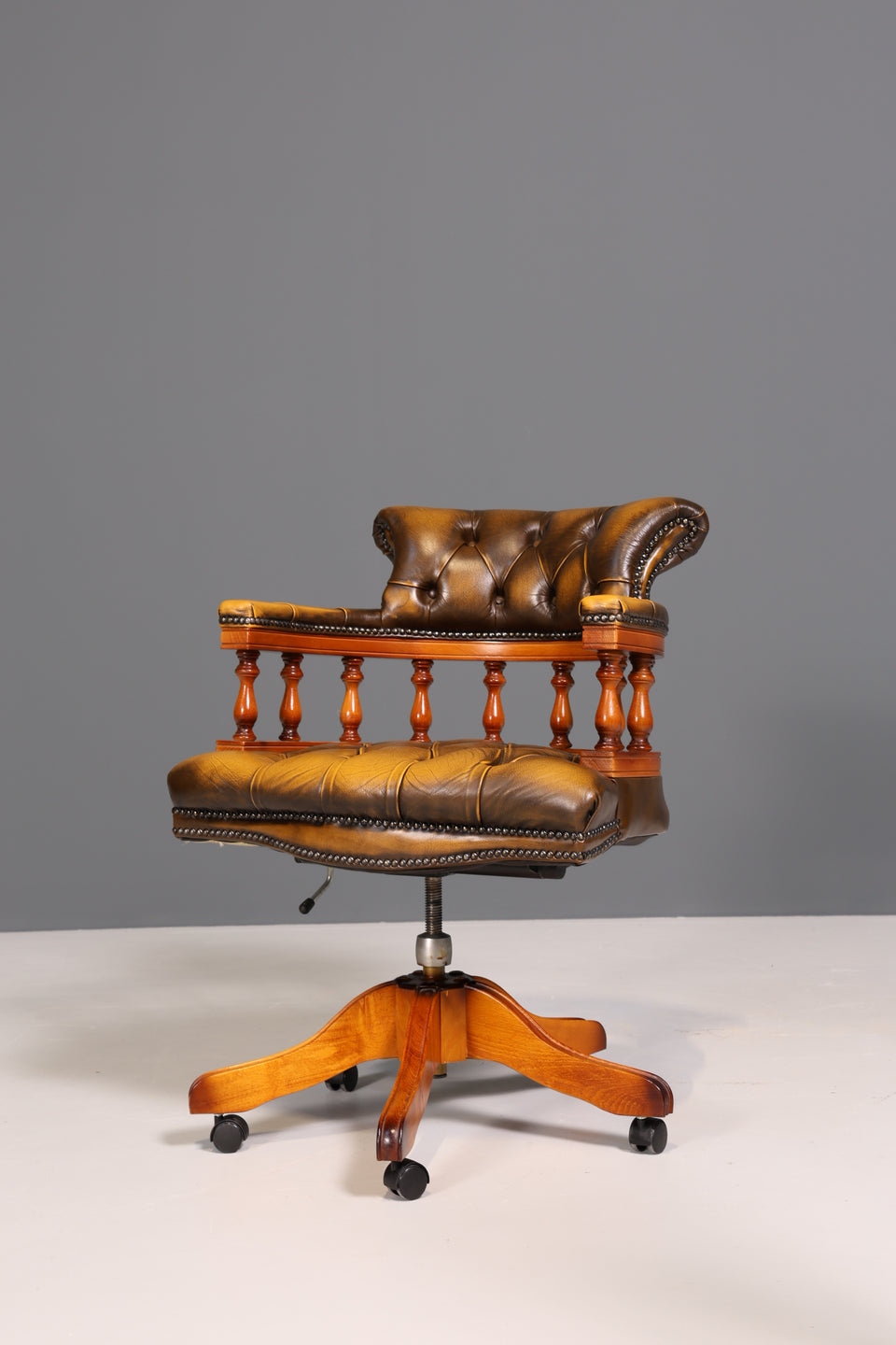 Original Chesterfield Centurion Captain Chair Englisch echt Leder Sessel