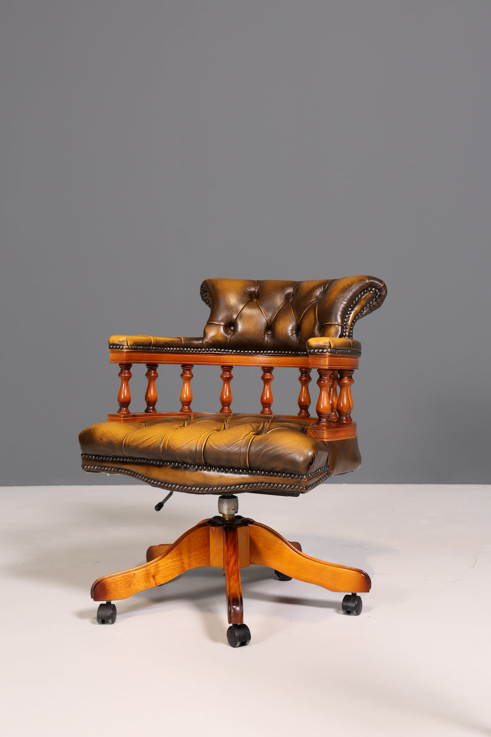 Original Chesterfield Centurion Captain Chair Englisch echt Leder Sessel