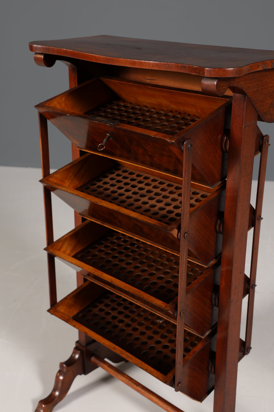 Ungewöhnlicher Biedermeier Nähschrank Antik Mahagoni Nähkästchen