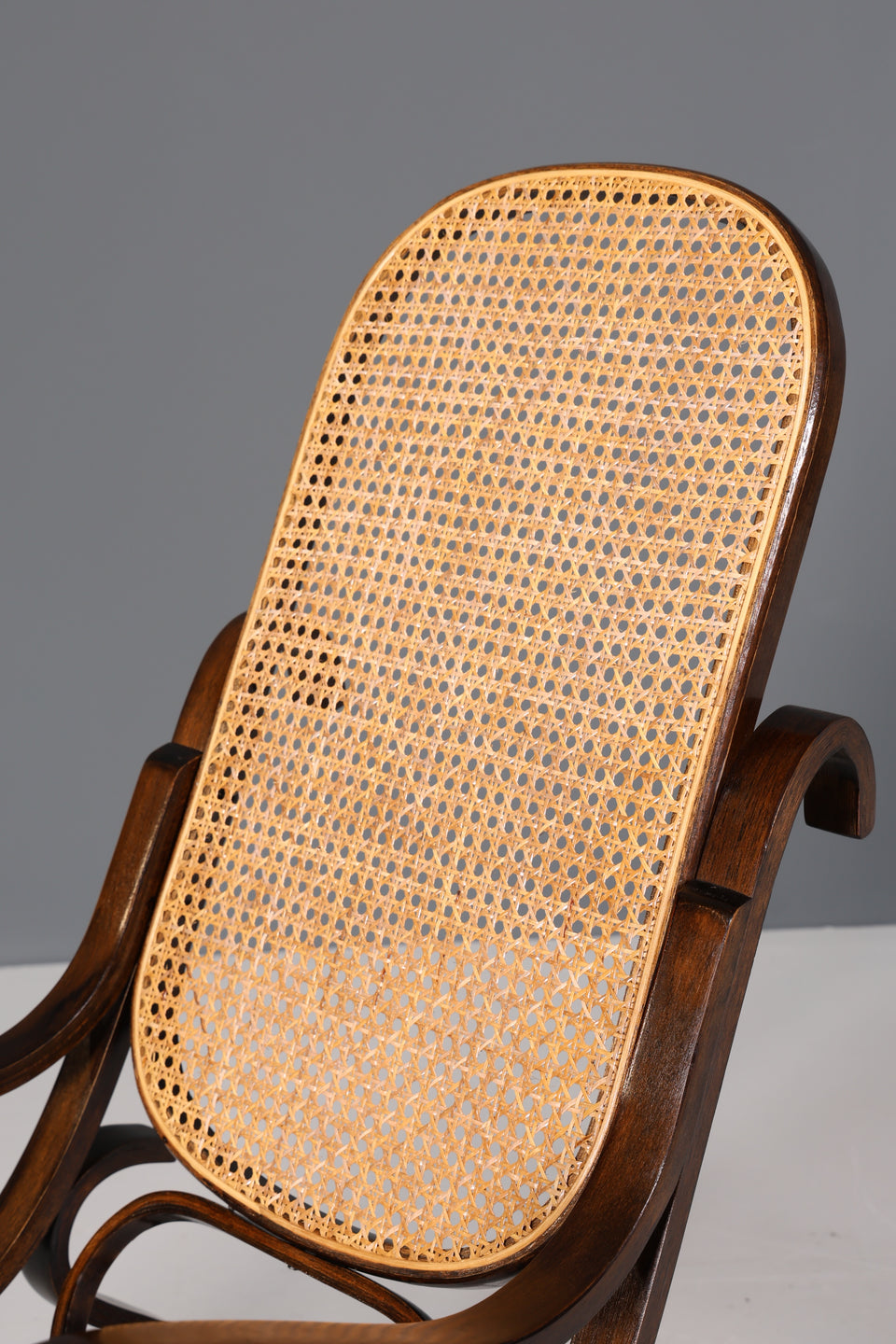 Wunderschöner Schaukelstuhl Bugholz Armlehnstuhl Korbgeflecht Sessel massiv Holz