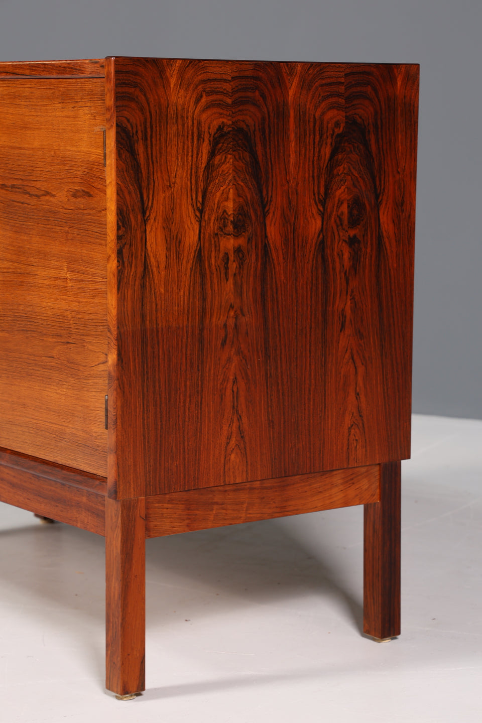 Traumhafte Mid Century Palisander Holz Kommode Danish Schrank 1 von 2