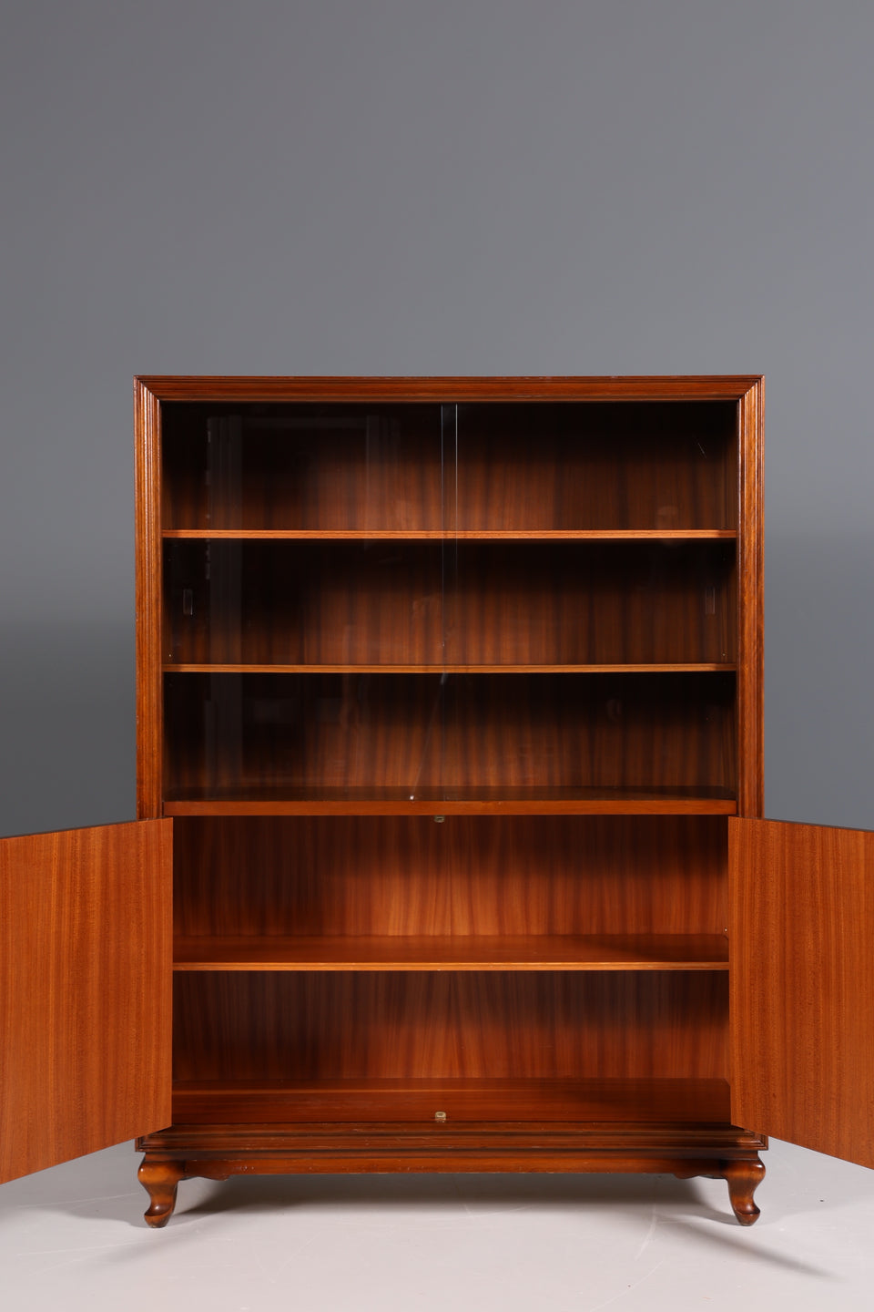 Stilvolle Chippendale Vitrine Regal Schrank Englisch Bücherregal 1 von 2