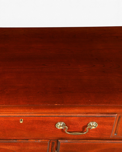 Hauptstadt Möblerei Drexel Heritage Kommode aus dunklem Holz mit Messinggriffen und eleganter Patina