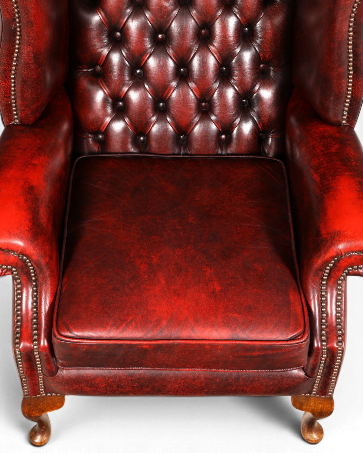 Chesterfield Ohrensessel mit Hocker