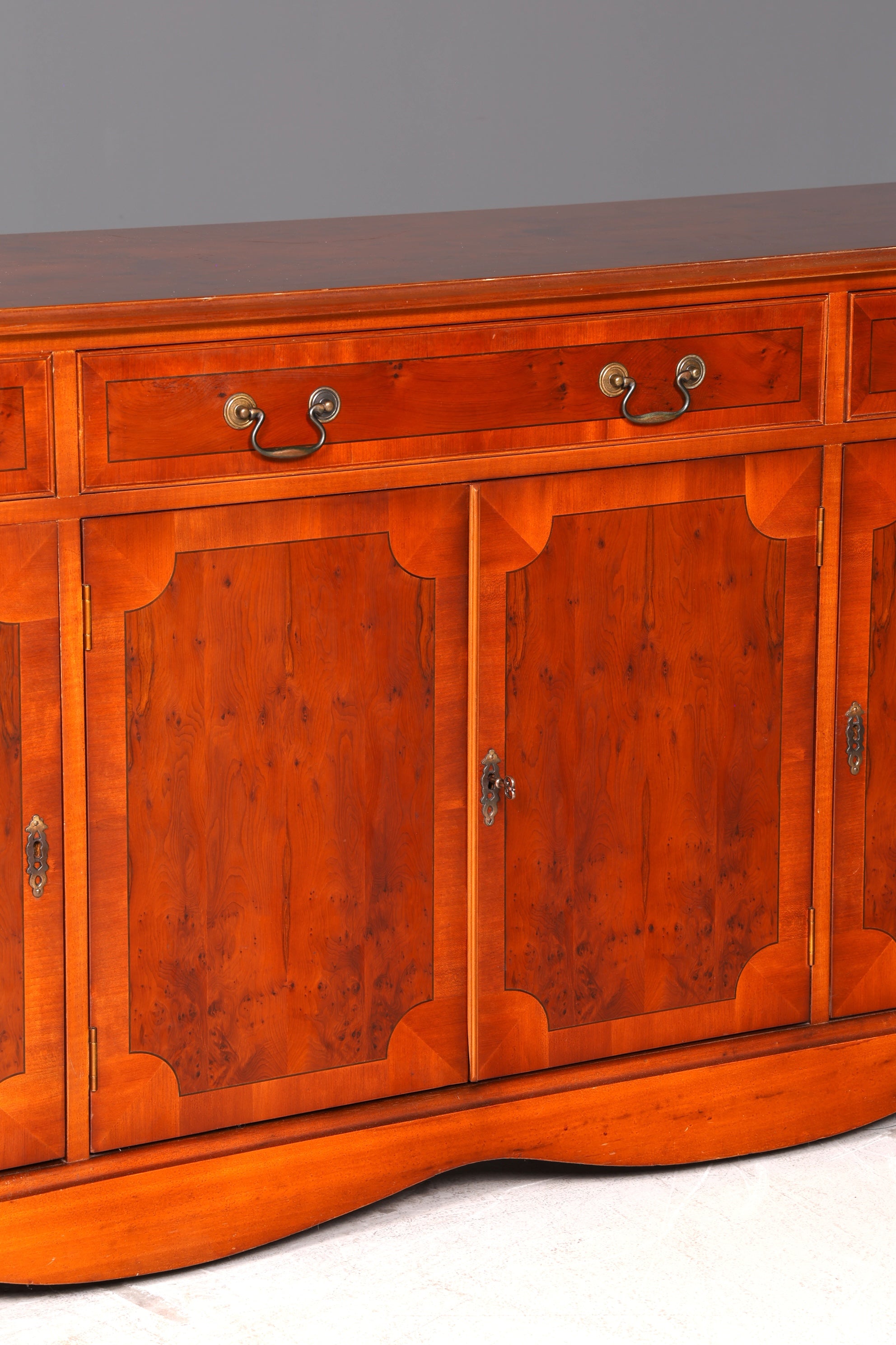 Wunderschönes Englisches Sideboard Eibe Schrank 60er Buffetschrank Kommode Anrichte Vintage