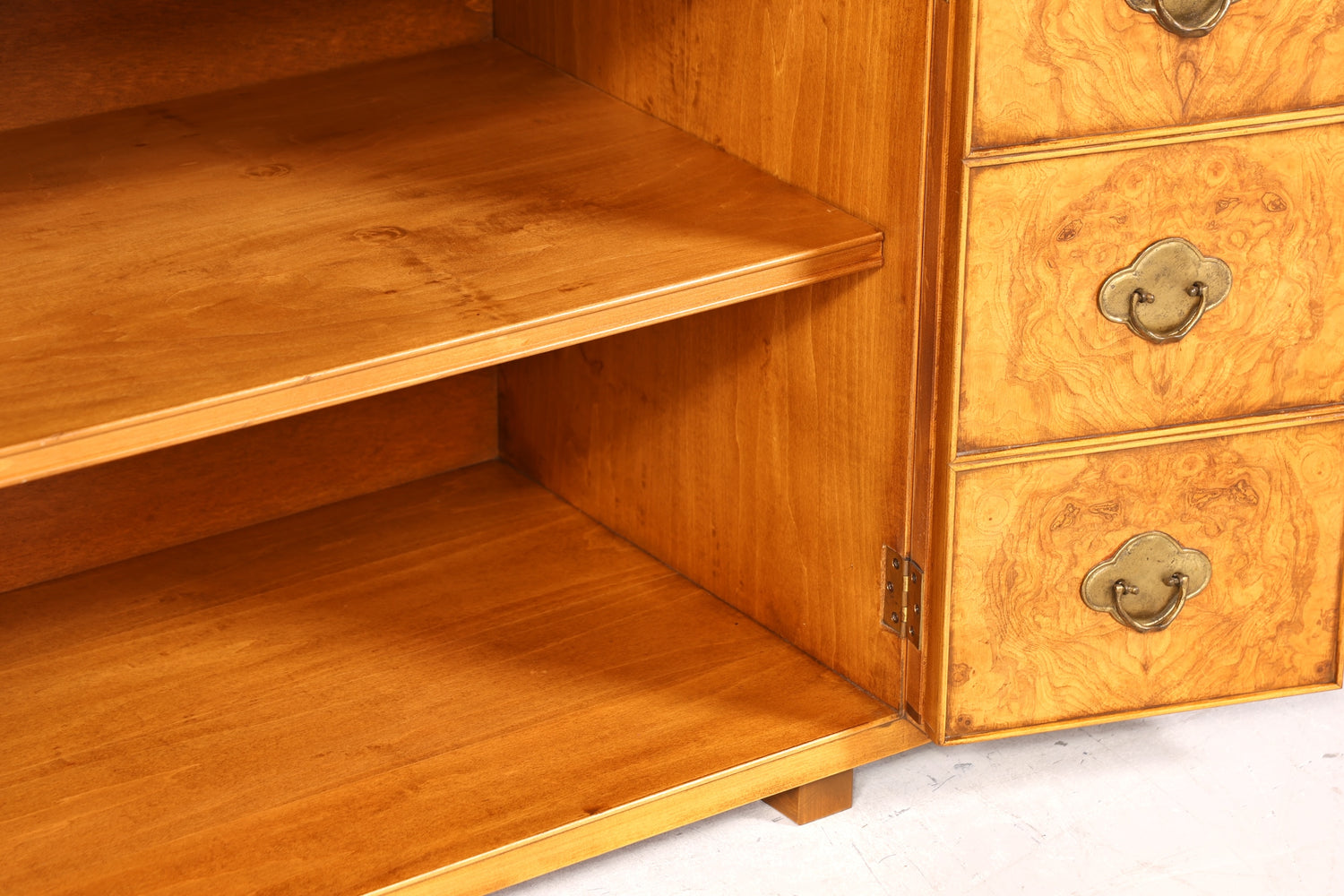 Traumhafte Original Art Deco Vitrine um 1930 Birke Schrank Regal Bücherregal Vitrinen Schrank Kommode