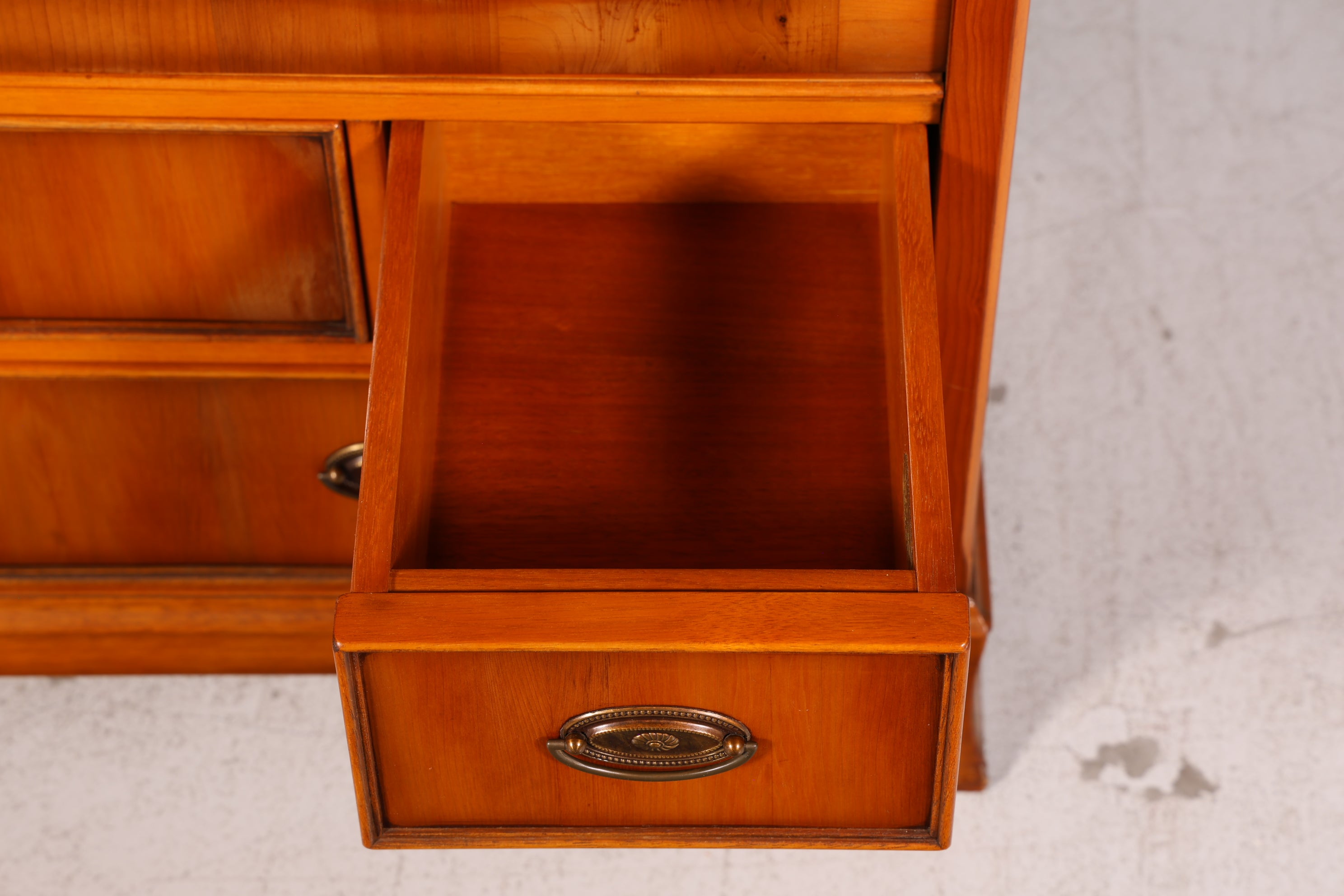 Wunderschöne Original Heldense Vitrine Englische Eibe Bücherschrank Antik Stil Glasvitrine Buffet Bibliothek