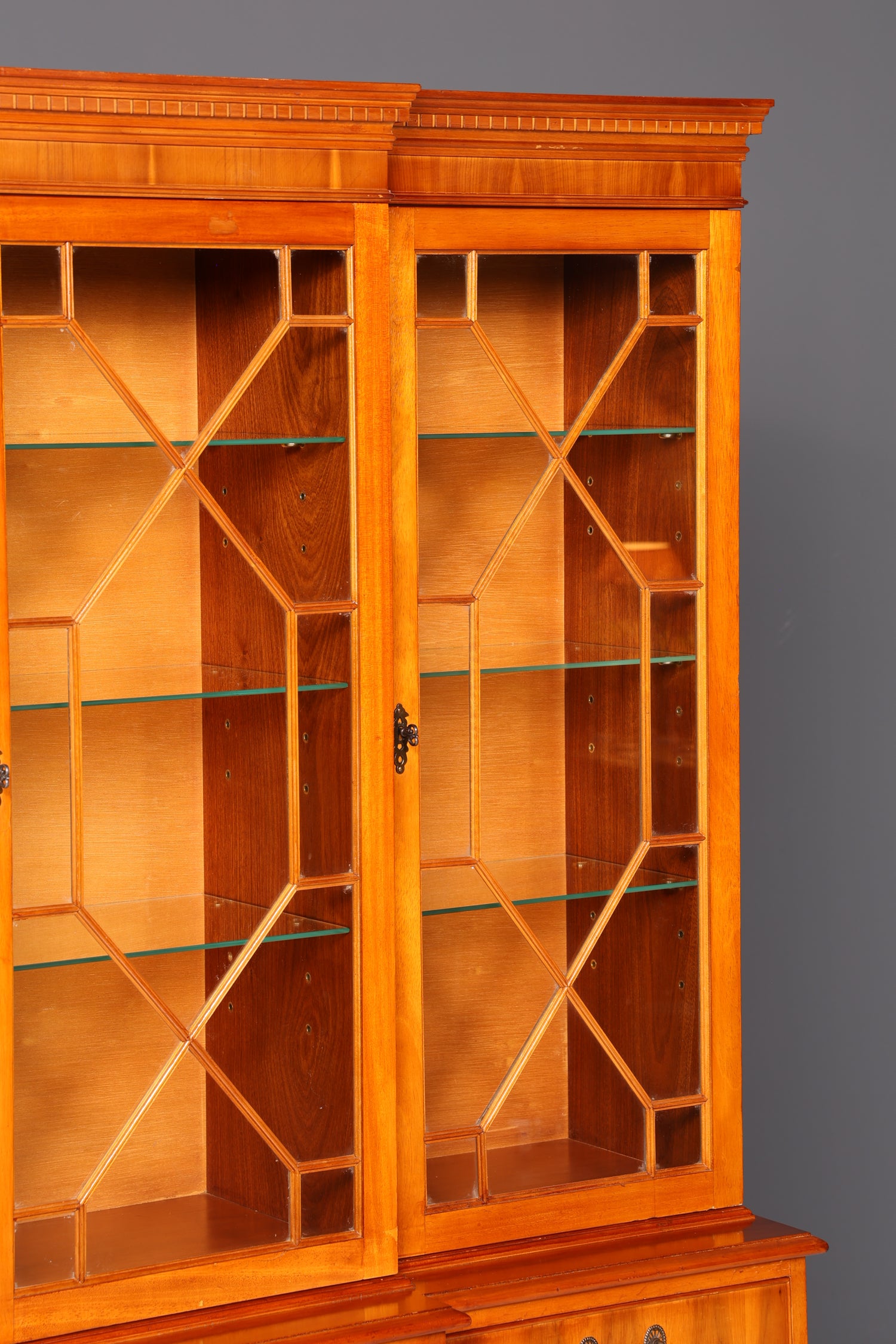 Wunderschöne Englische Vitrine Bücherschrank Buffet Englisch Eibe Glasvitrine Bibliothek Vitrinenschrank