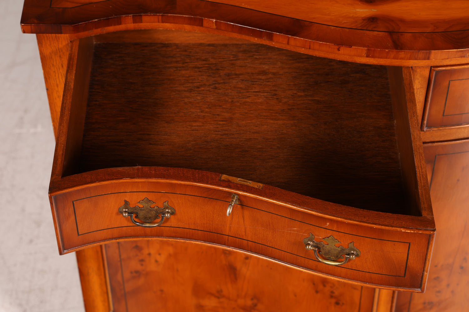 Wunderschöne Englische Vitrine Bücherschrank Eibe Aufsatzschrank Glasvitrine Buffet Sideboard Bibliothek