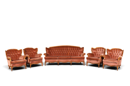 Hauptstadt Möblerei Chippendale Sitzgruppe mit Sofa und vier Sesseln in altrosa Samt im opulenten Barockstil