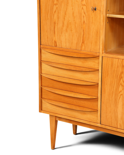 Hauptstadt Möblerei Hellerau Vitrine Modell 602 von Franz Ehrlich aus hellem Holz mit geschwungenen Schubladenfronten