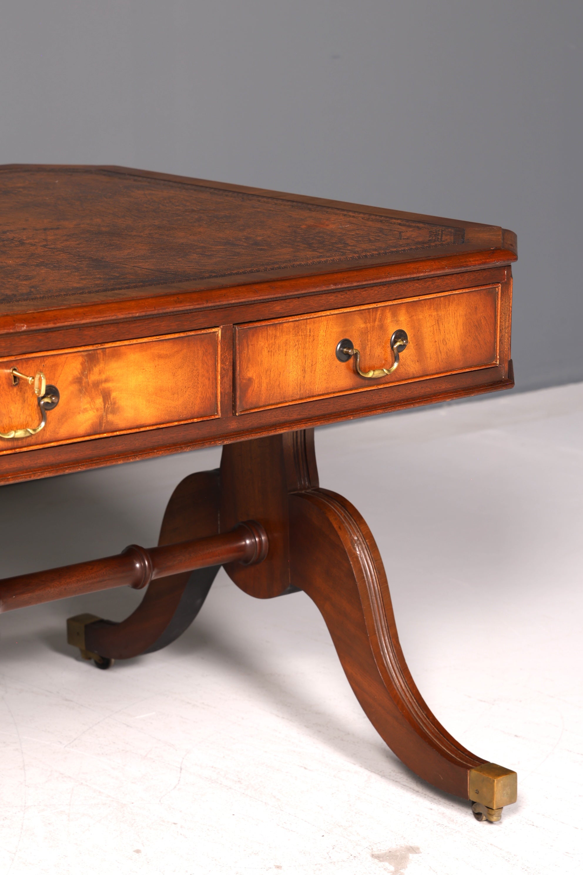 Wunderschöner Englischer Schreibtisch Office Table Mahagoni Partner Desk Echt Lederauflage Regency Partner Desk Bürotisch
