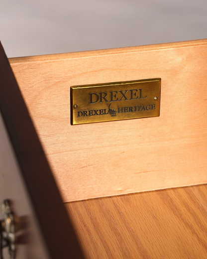 Hauptstadt Möblerei Schubladeninnenseite mit goldenem Drexel Heritage Messingschild auf hellem Holz