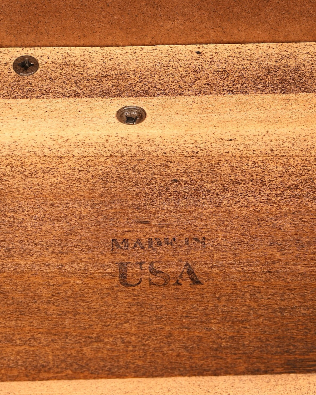 Hauptstadt Möblerei H819 Finish Holzoberfläche mit Made in USA Prägung und sichtbaren Schrauben