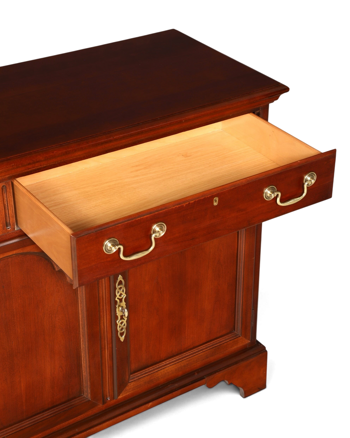 Hauptstadt Möblerei Drexel Heritage Sideboard aus dunklem Holz mit offener Schublade und goldenen Messingbeschlägen