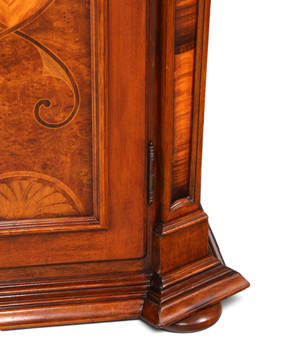 Hauptstadt Möblerei Schrankfront mit aufwendiger Intarsienarbeit aus dunklem Holz und klassischem Scharnier
