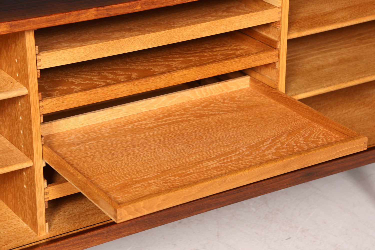 Beeindruckendes Original Hans J. Wegner für RY Møbler Modell RY 25 Sideboard Palisander Holz TV Kommode Vintage Schiebetür Schrank 1 von 2