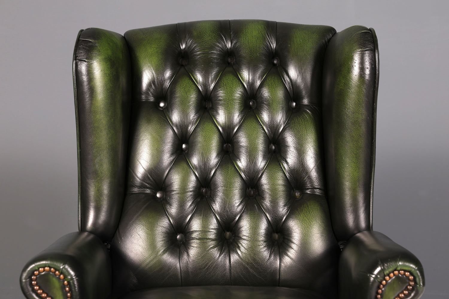 Original Chesterfield Queen Anne Ohrenbackensessel Grün Englisch Leder Herrensessel UK Armlehnsessel Relaxsessel