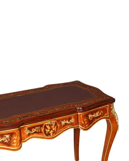 Hauptstadt Möblerei Schreibtisch im Louis XV Stil aus Massivholz mit Intarsien und dekorativen Messingbeschlägen