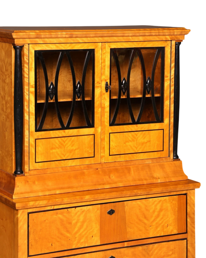 Hauptstadt Möblerei Vitrinenschrank aus hellem Maserholz mit schwarzen Akzenten und eleganten Gittertüren