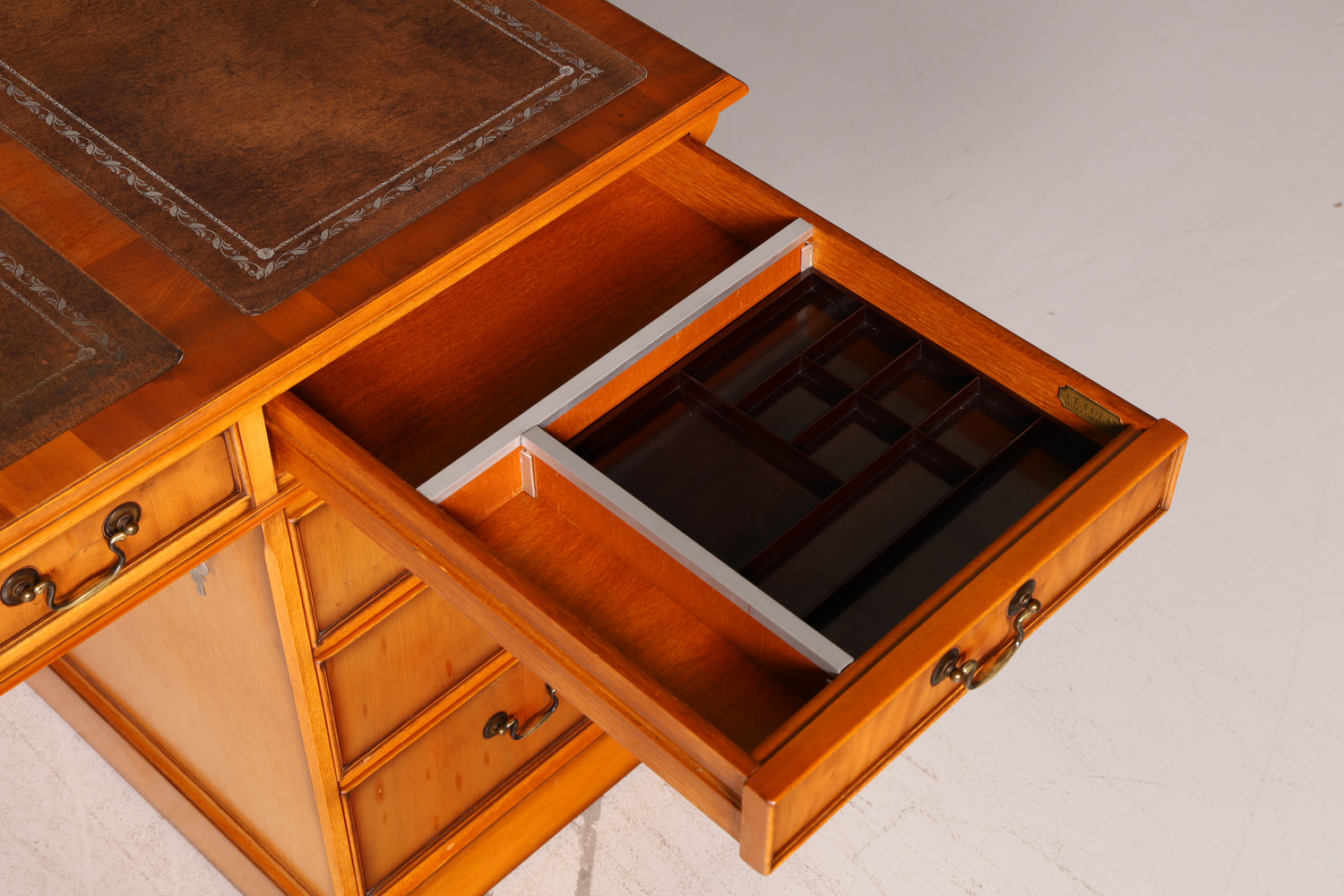 Wunderschöner Original Heldense Englischer Schreibtisch Eibe Echt Lederauflage Antik Stil Chefschreibtisch Bürotisch Partner Desk