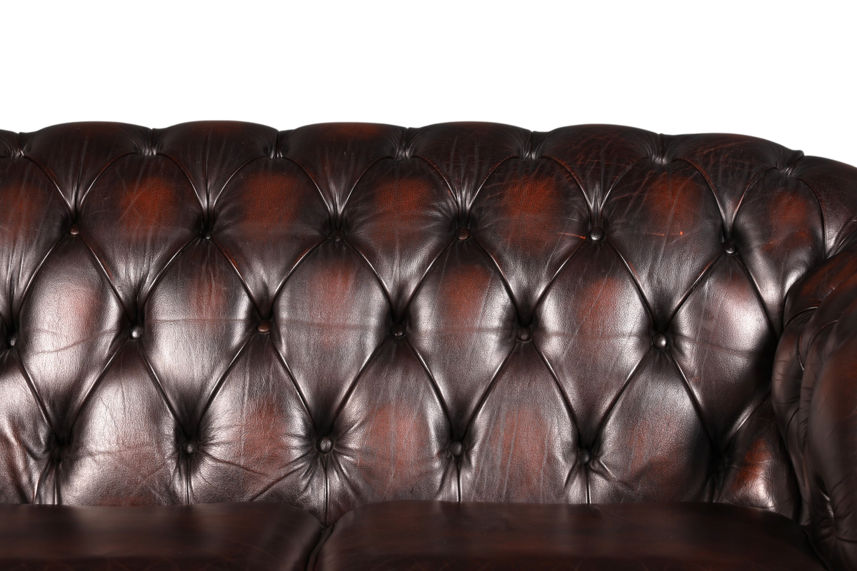 Hauptstadt Möblerei Chesterfield Centurion 2-Sitzer Sofa aus braunem Echtleder mit klassischer Knopfheftung